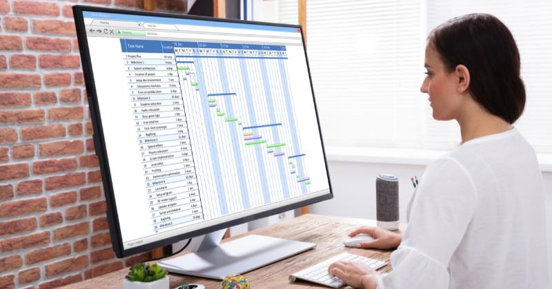 Triển khai và theo dõi kế hoạch, minh họa bằng biểu tượng hành động và theo dõi tiến độ trên biểu đồ